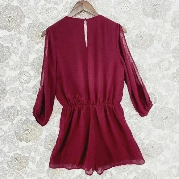 Lulu's Women's Chiffon Cold Shoulder Wrap Burgundy Romper Size S - Picture 2 of 9